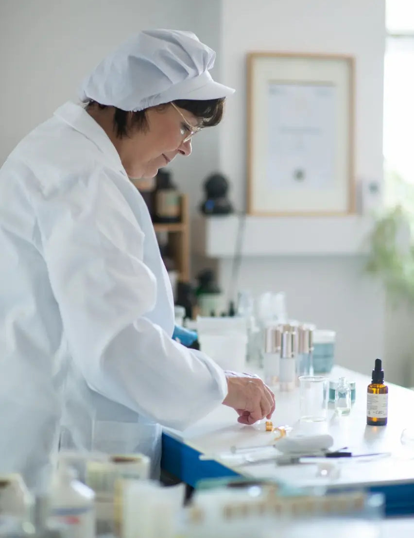 Was-macht-Hautpflege-wirklich-natürlich-Vorteile-Nachteile-und-Einblicke Klara`s Skincare by Sola Massage